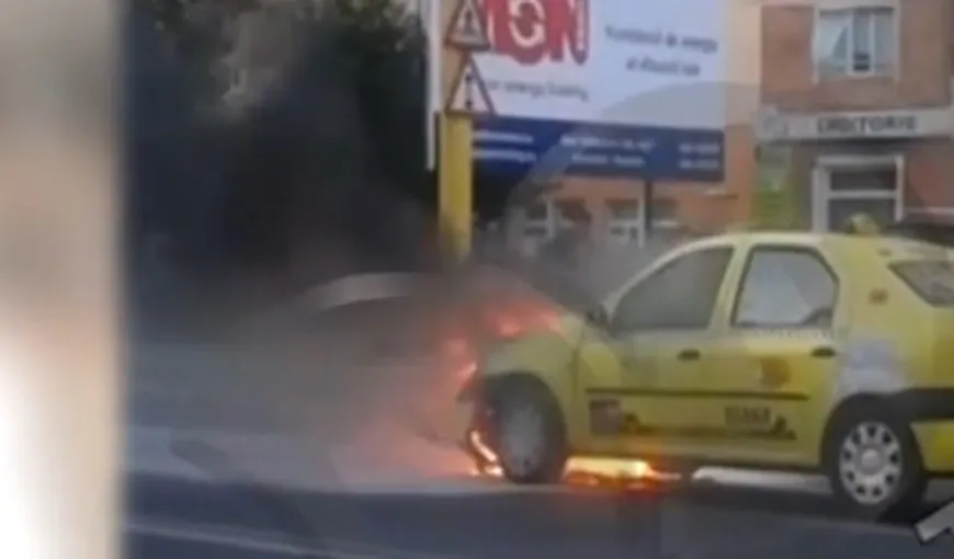 Momente de panică pe o stradă din Constanţa. Un taxi cu pasageri a luat foc în mers VIDEO
