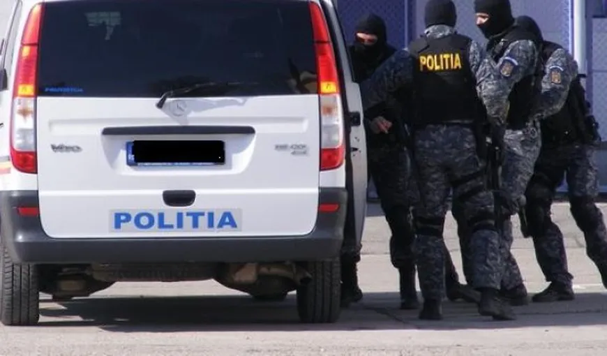 Poliţiştii au destructurat un grup specializat în trafic de migranţi, condus de un iranian rezident în România