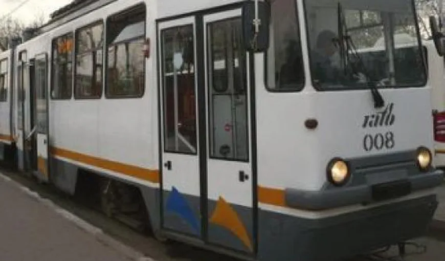 Un troleibuz şi un tramvai s-au ciocnit violent în Cluj. Opt persoane au fost rănite VIDEO