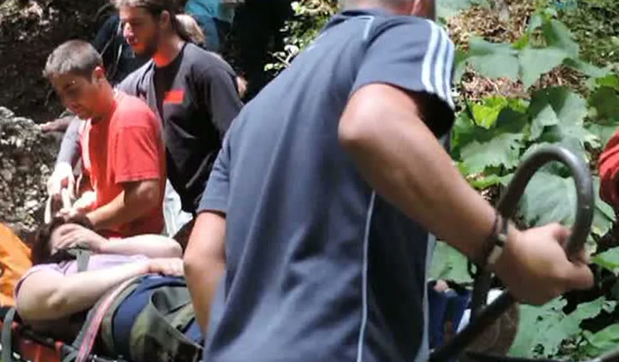 O turistă care şi-a FRACTURAT piciorul, recuperată de salvamontişti de la Cascada Urlătoarea VIDEO
