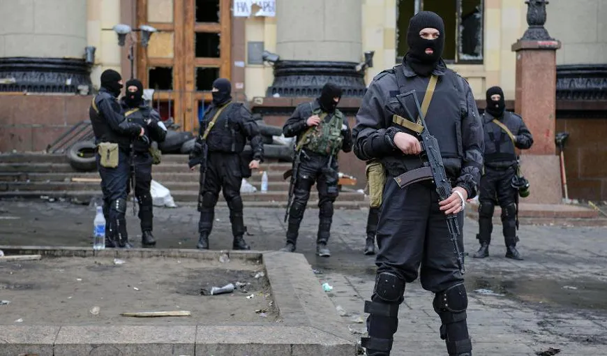 Rebelii proruşi prezintă zeci de prizonieri de război mulţimii din Doneţk