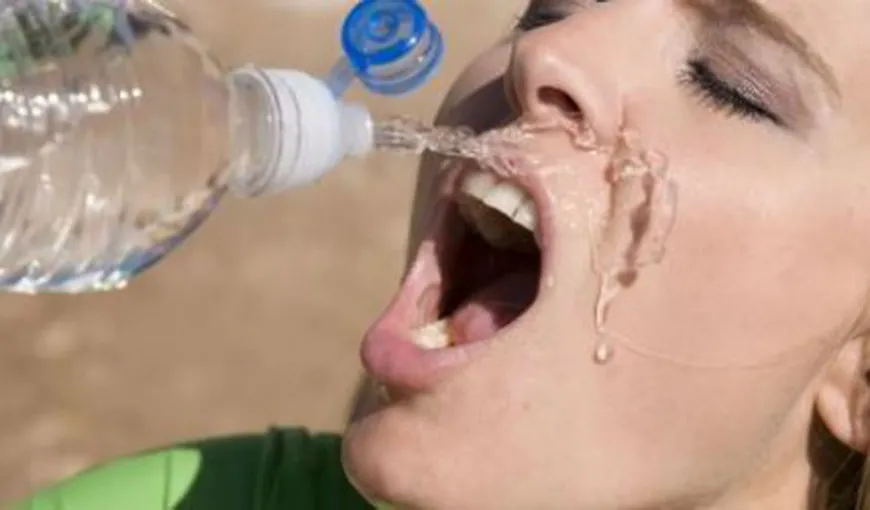 Apa din sticle de plastic băută pe caniculă este dăunătoare