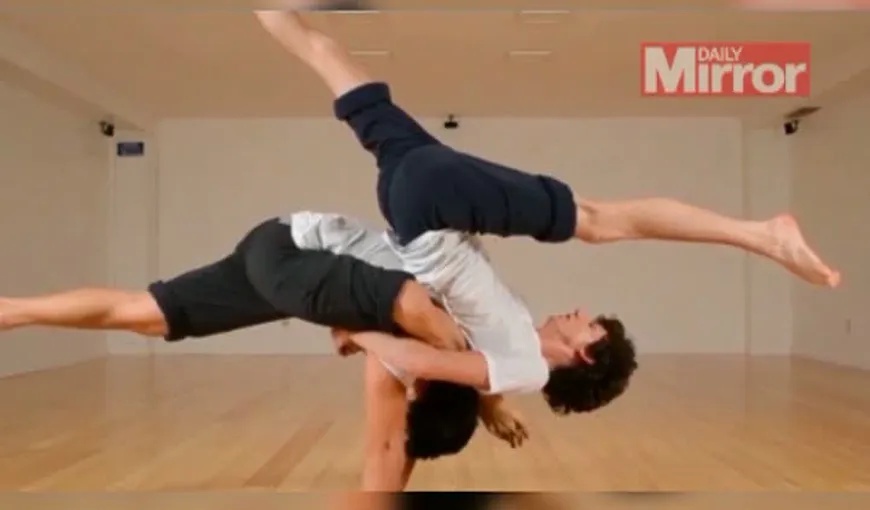 Demonstraţie senzaţională de yoga. Doi tineri fac mişcări incredibile VIDEO