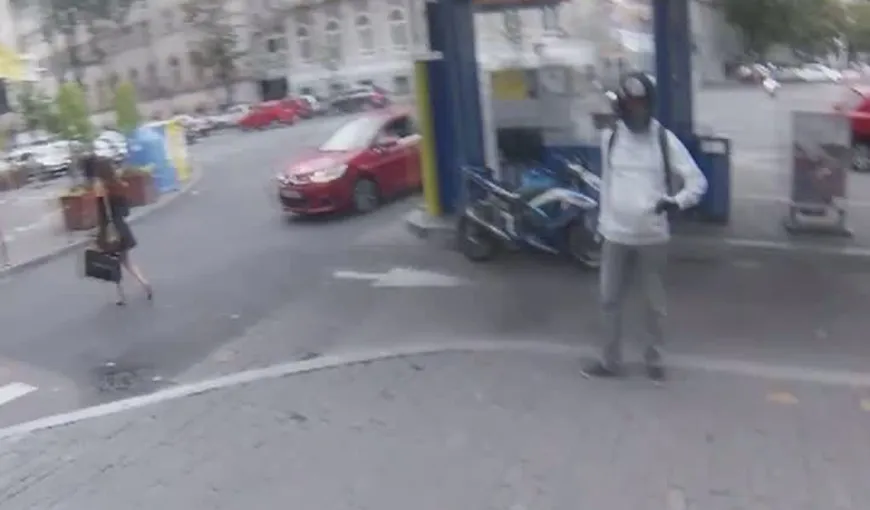 ACCIDENT ŞOCANT pe Dorobanţi, surprins de o cameră. Un motociclist se izbeşte violent de asfalt VIDEO