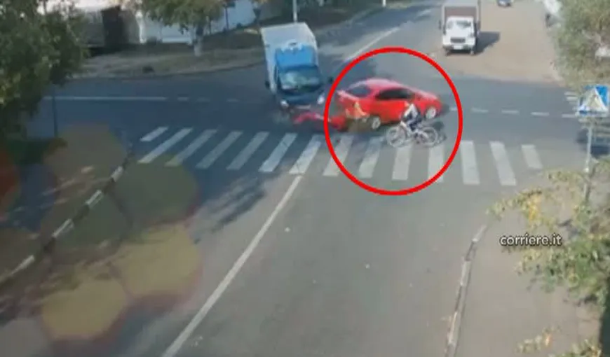 Un biciclist a trişat moartea după ce a fost prins între două maşini care s-au tamponat VIDEO