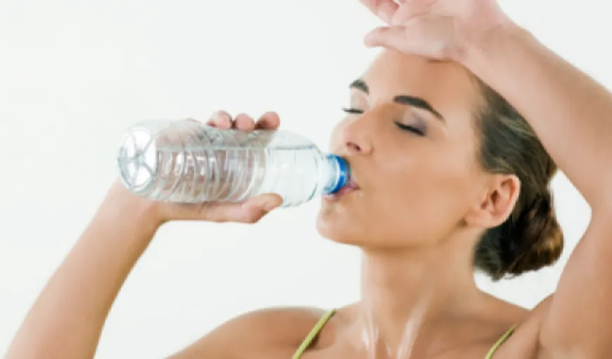 Cum să bei CORECT apă pentru a SLĂBI