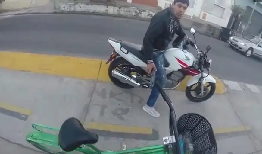 Un bărbat pe bicicletă s-a filmat în timp ce era JEFUIT de un motociclist care l-a ameninţat cu o armă