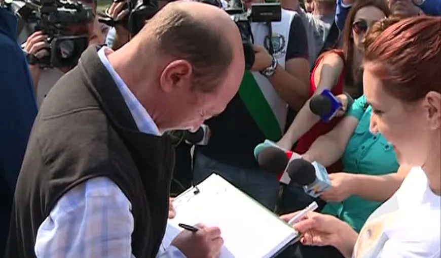 Băsescu a semnat pentru susţinerea Elenei Udrea la prezidenţiale: Am semnat pentru candidatul în care cred