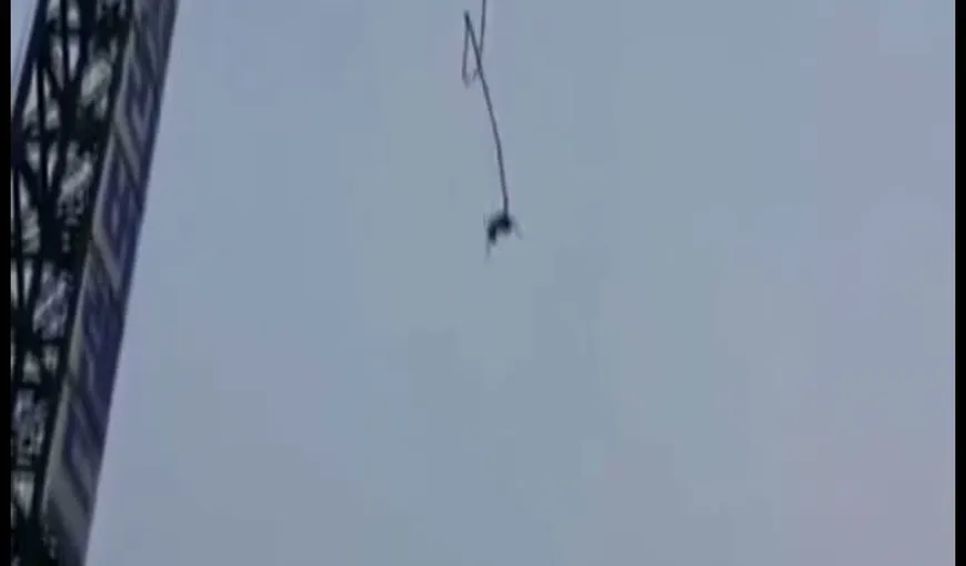 Scene şocante: A sărit de la 50 metri dar i s-a desprins cordonul de siguranţă, la bungee VIDEO