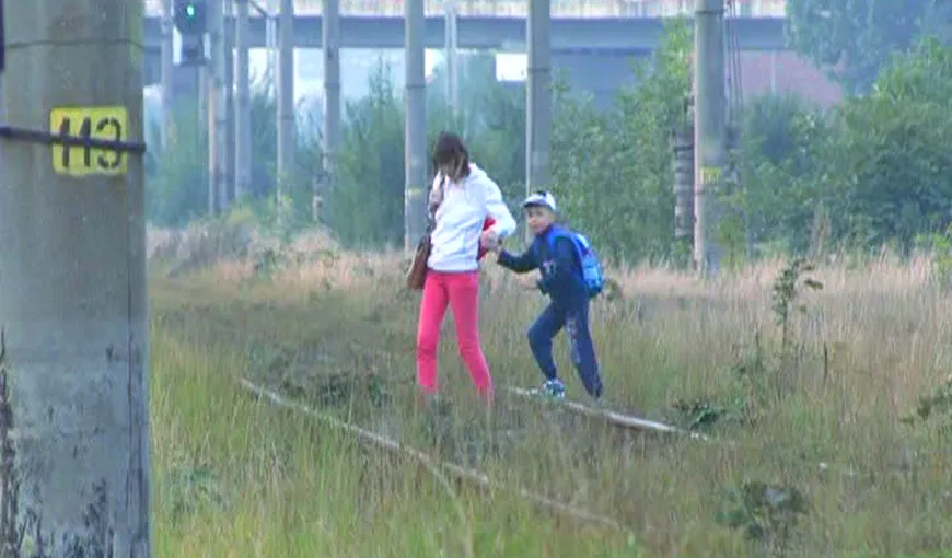 Zeci de copii braşoveni îşi pun zilnic viaţa în pericol. Traversează calea ferată ca să ajungă la şcoală VIDEO