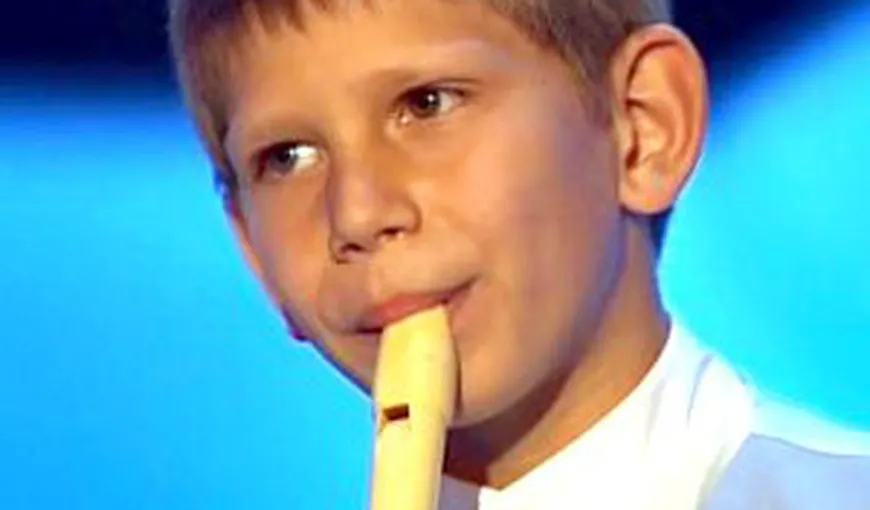 Un băiat din Argeş cântă în stradă pentru a strânge bani de rechizite