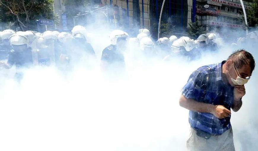 ACCIDENTUL DIN TURCIA. Grenade lacrimogene, lansate de poliţişti împotriva manifestanţilor
