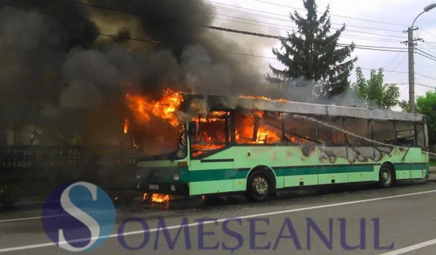 Autobuz plin cu muncitori, cuprins de flăcări. Oamenii au fost evacuaţi VIDEO