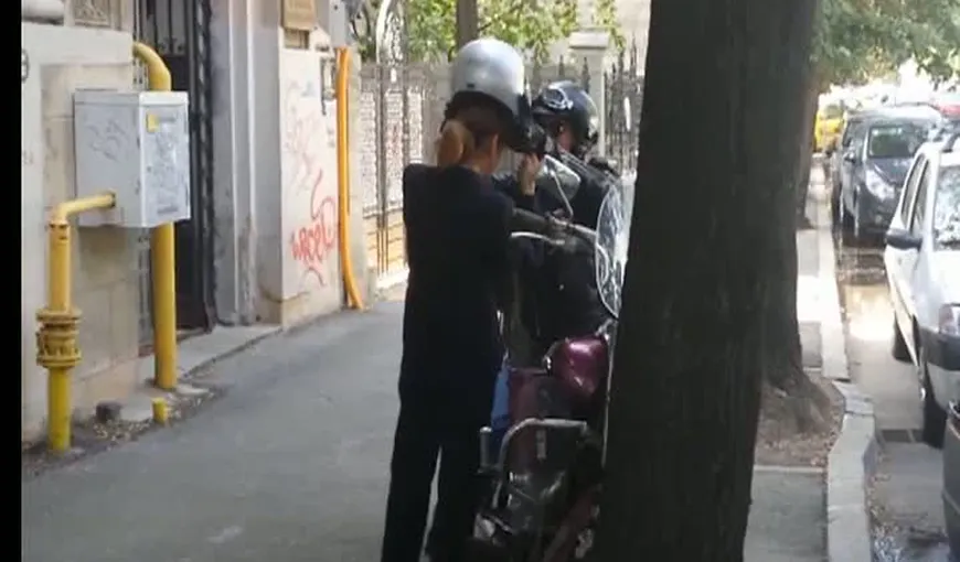Monica Macovei, cu motocicleta în campanie prin Bucureşti VIDEO