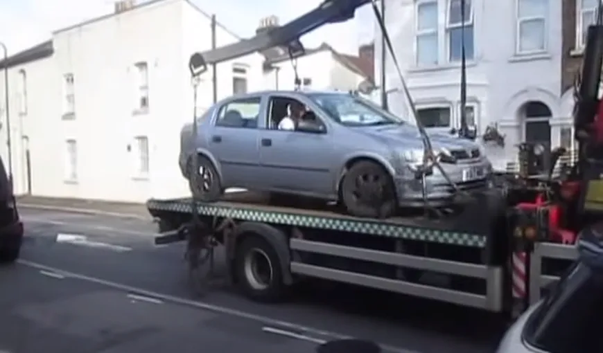 Cum a „evadat” un şofer, cu tot cu automobil, din camionul „hingherilor” de maşini VIDEO SPECTACULOS