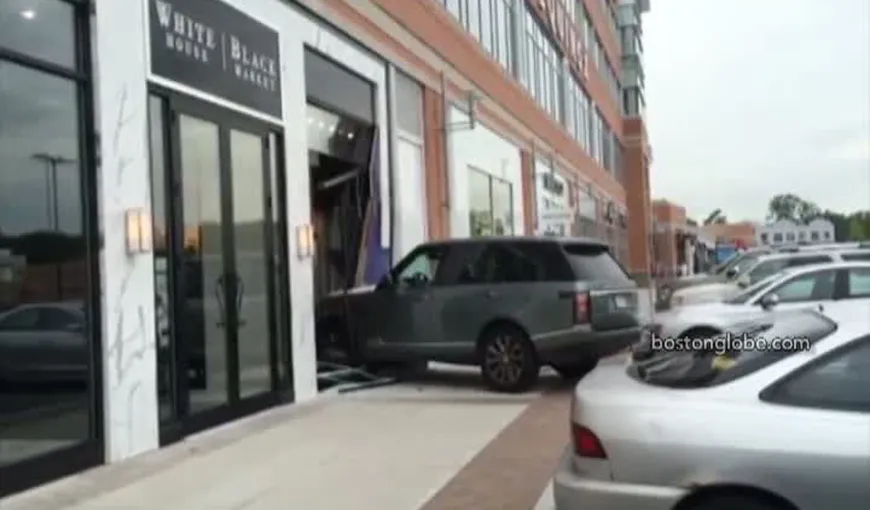 Inaugurare cu ghinion: O maşină a intrat în vitrina unui magazin ce urma să se deschidă pentru prima oară