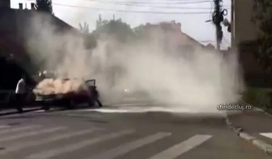 PANICĂ PE ŞOSEA. O maşină a luat foc în trafic VIDEO