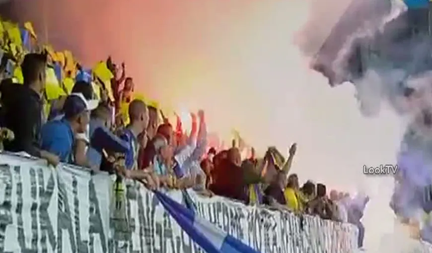 Incidente la meciul Steaua-Petrolul: Suporterii ploieşteni au aruncat torţe şi scaune rupte în teren VIDEO