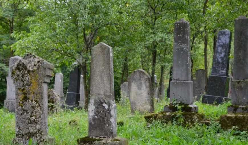 Mormânt cu puteri magice într-un cimitir din Capitală. Te scapă de vrăji şi cununii legate VIDEO