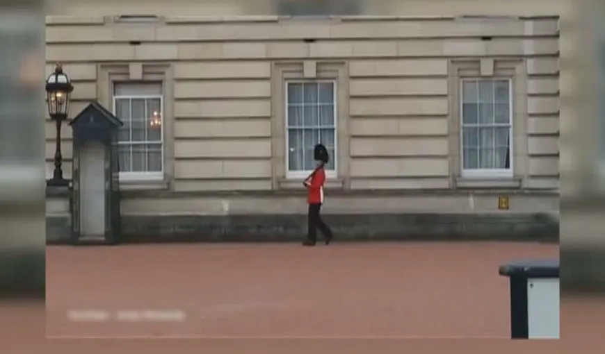 ZILE de ÎNCHISOARE pentru paşi de DANS. O santinelă de la Palatul Buckingham a fost filmată făcând asta VIDEO