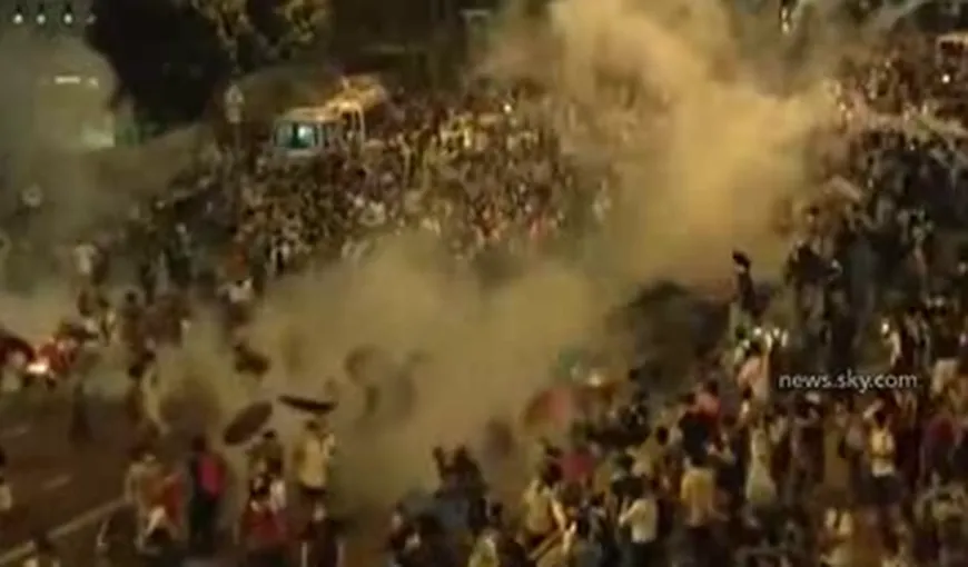 Proteste de amploare la Hong Kong. Poliţia a recurs la gaze lacrimogene VIDEO