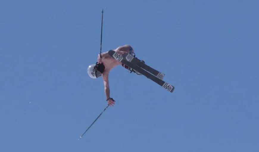 Inedit: Un tânăr a participat la un concurs de sărituri cu schiurile în pielea goală VIDEO