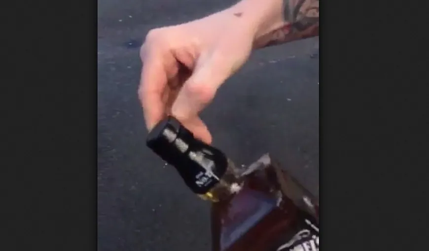 ALCOOLIC ANONIM dornic de afirmare. Un bărbat a băut o STICLĂ de WHISKY în 15 SECUNDE VIDEO
