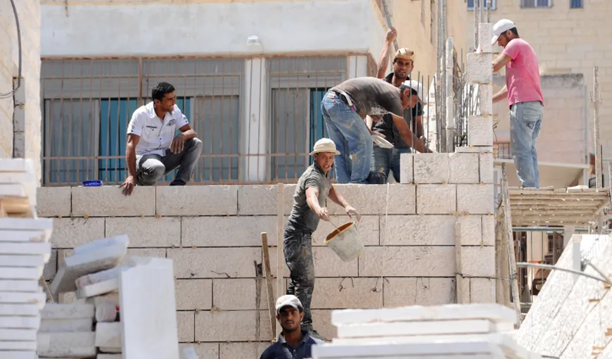 ROMÂNI alături de palestinieni şi chinezi, pe şantierele de construcţii din Israel