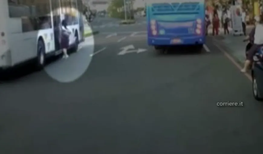 A scăpat ca prin MINUNE! O tânără era să fie lovită în plin de autobuz. VIDEO INCREDIBIL