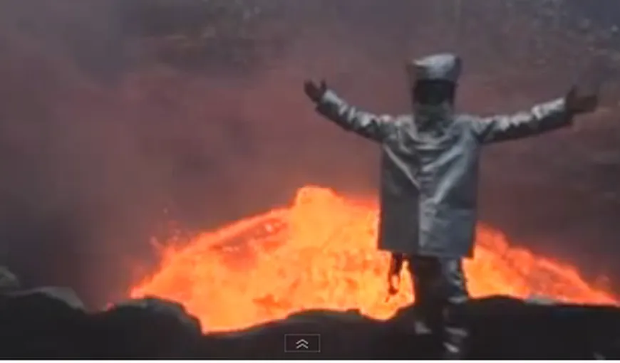 Imagini INCREDIBILE. Un bărbat a intrat în craterul unui vulcan activ VIDEO
