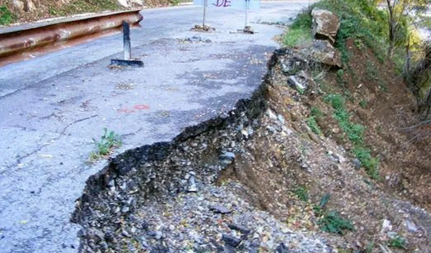 Două familii din Vâlcea riscă să rămână fără case din cauza alunecărilor de teren
