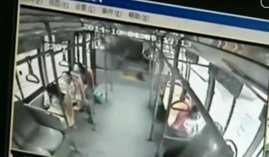Imagini incredibile. Un telefon a EXPLODAT în mâna unei tinere care călătorea cu autobuzul VIDEO