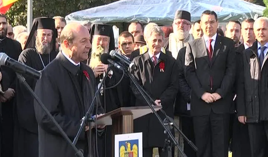 Traian Băsescu, aplaudat şi huiduit la ceremonia dedicată Zilei Armatei, de la Carei – VIDEO