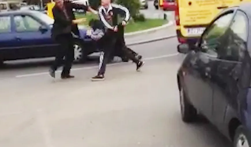 Bătaie în plină stradă la Craiova: patru bărbaţi şi-au împărţit pumni şi picioare