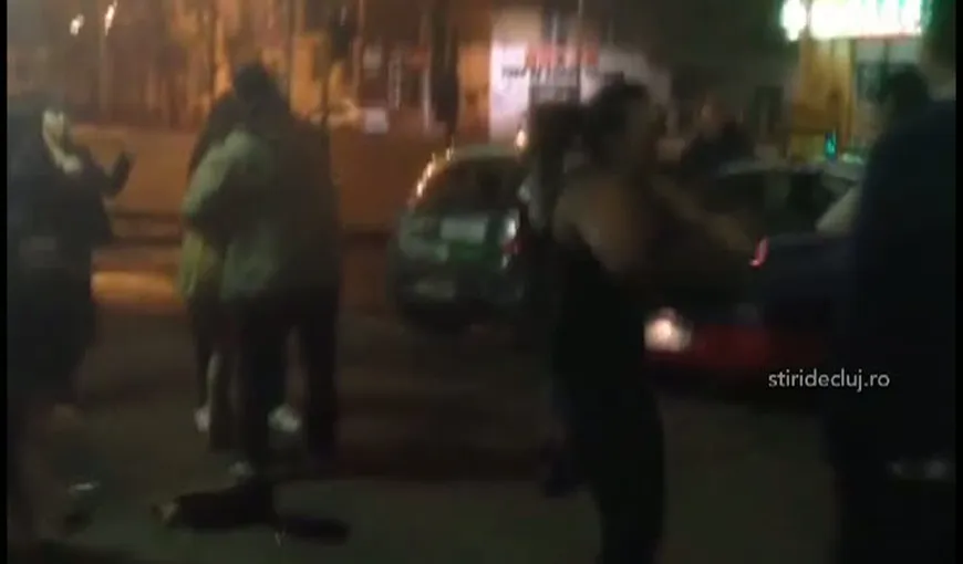 BĂTAIE GENERALĂ în Cluj. Mai multe femei şi-a împărţit pumni şi picioare VIDEO