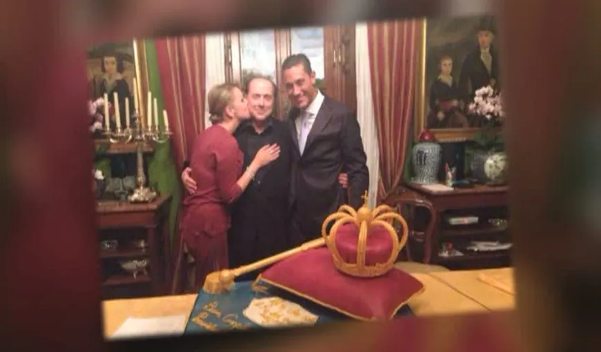 Berlusconi a primit de ziua lui o coroană şi un sceptru VIDEO