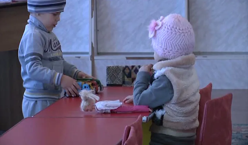 SCANDALOS. Sute de copii îngheaţă în grădiniţă. Autorităţile vin cu o soluţie HILARĂ