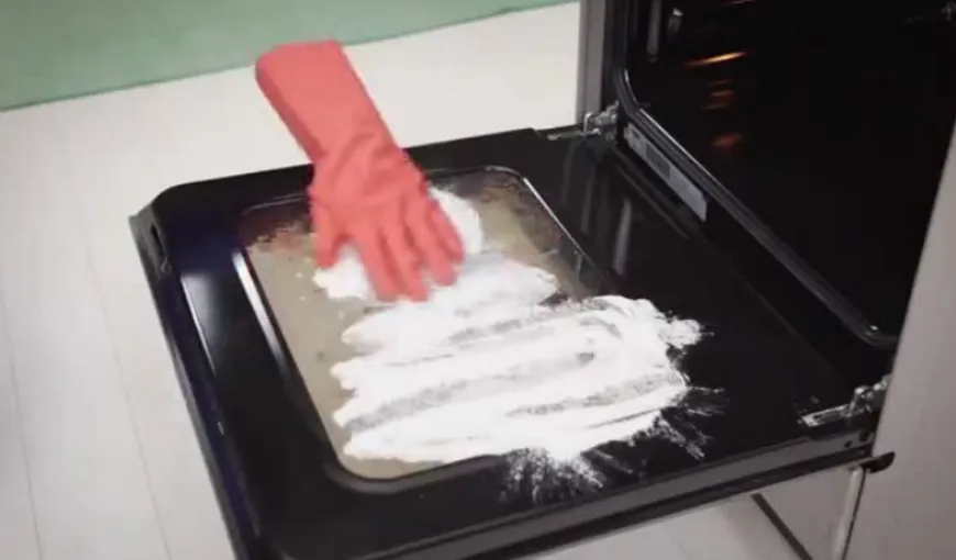 GENIAL: Cum poţi scăpa de petele de grăsime şi resturile de mâncare arsă din cuptor. VIDEO