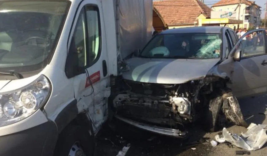 CAMERE DE SUPRAVEGHERE: O maşină a intrat pe contrasens şi a lovit alte patru autovehicule. Imagini ŞOCANTE