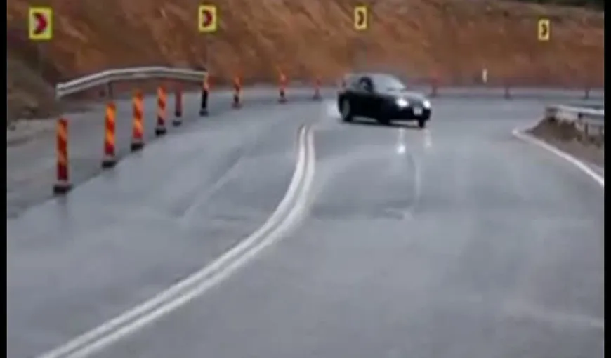 Un şofer face drifturi pe ploaie, pe nişte serpentine pe care ţi-e frică să mergi şi în treapta a doua VIDEO