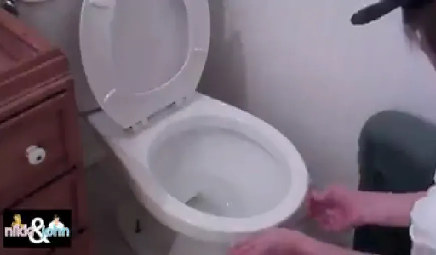 FARSĂ AMUZANTĂ: Ce a păţit o blondă când s-a aşezat pe vasul de toaletă VIDEO