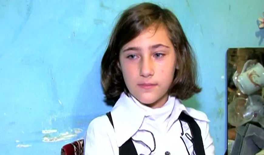 Abandonată de părinţi şi extrem de săracă, o fată are rezultate excepţionale la şcoală VIDEO