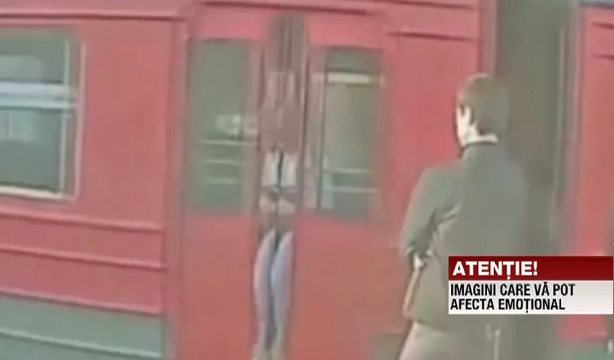 O femeie a rămas BLOCATĂ cu CAPUL între uşile unui vagon de tren VIDEO
