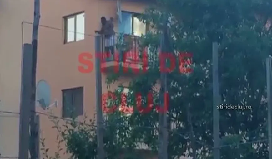 Un fost politician, filmat în IPOSTAZE INDECENTE: A făcut CIRC pe balcon, în lenjerie intimă