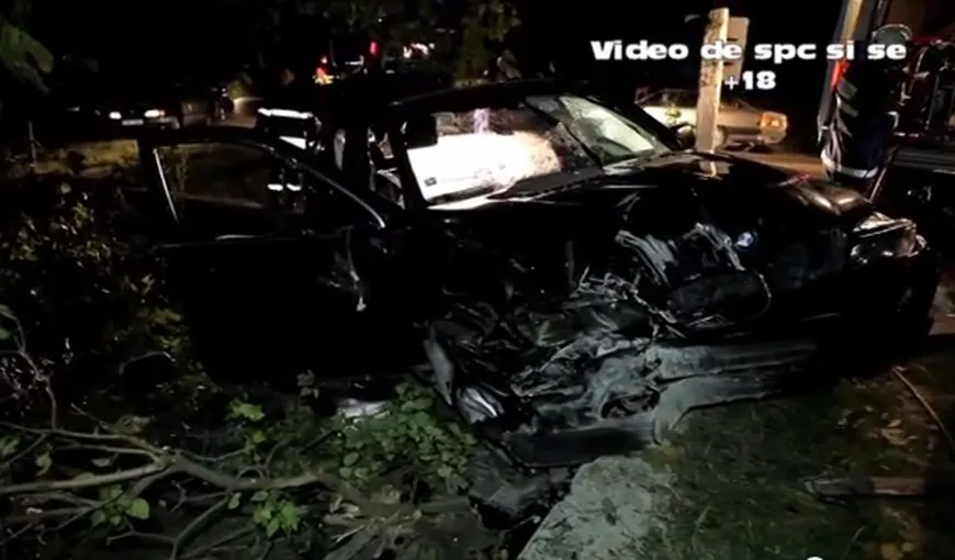 IMAGINI SOCANTE. Doi tineri au MURIT, după ce BMW-ul în care se aflau s-a izbit de un copac. VIDEO