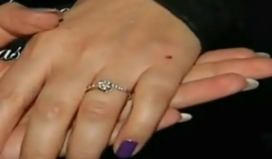 Cel mai simplu mod de a scoate un inel de pe deget. Valabil şi pentru verighete. VIDEO