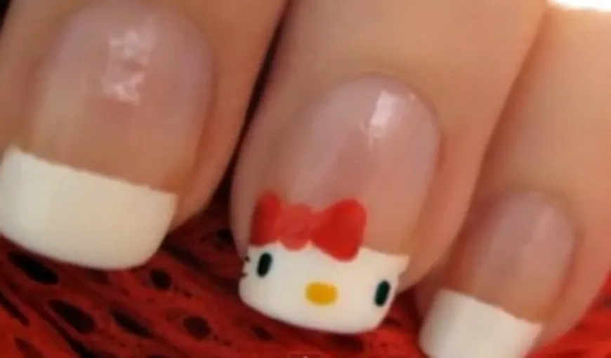 Iata cum o poţi desena pe Hello Kitty pe unghii