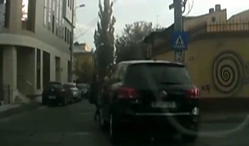 Accident ŞOCANT în Capitală. Un şmecher cu maşină de LUX a lovit două tinere pe trecerea de pietoni VIDEO