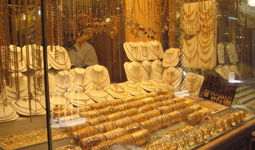 Jaf într-un magazin de bijuterii din Capitală. Hoţul a fost prins de agenţii de pază VIDEO