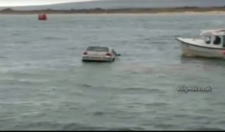 Imagini incredibile în Anglia: O femeie a sărit intenţionat cu maşina în apă VIDEO